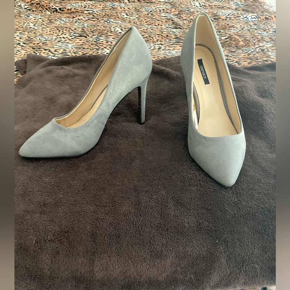 Forever 21 Light Gray Suede Pumps